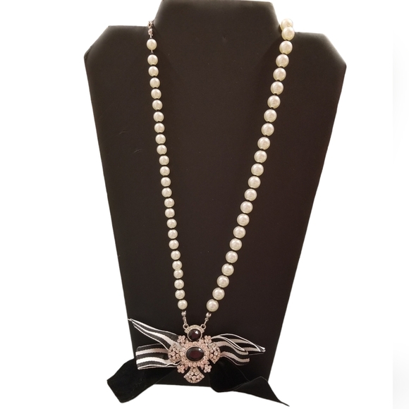 WHITE HOUSE BLACK MARKET RHINESTONE  RIBBON BROOCH PENDANT & FAUX PEARL NECKLACE - Picture 1 of 6